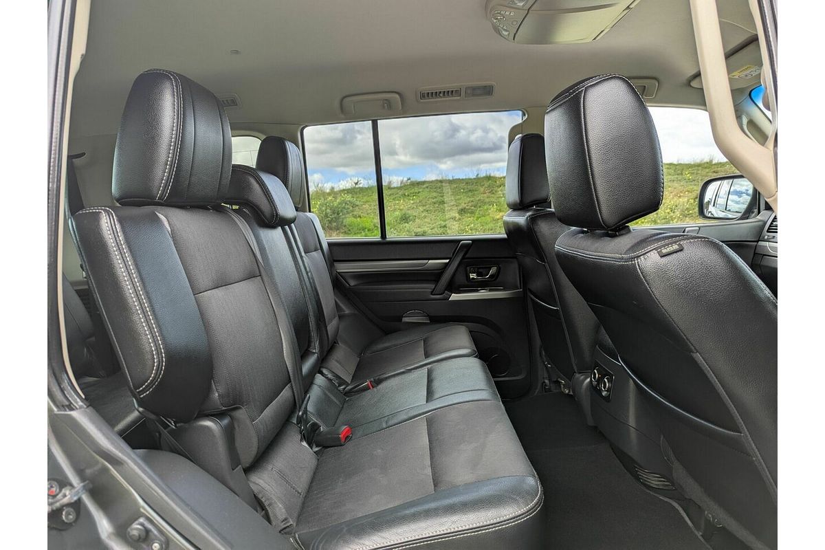 2013 Mitsubishi Pajero VR-X NW