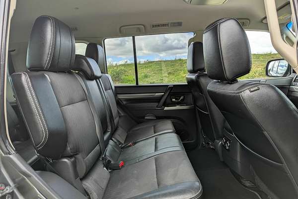 2013 Mitsubishi Pajero VR-X NW