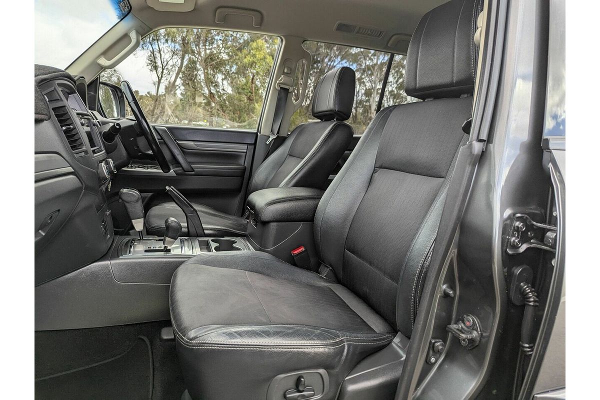 2013 Mitsubishi Pajero VR-X NW