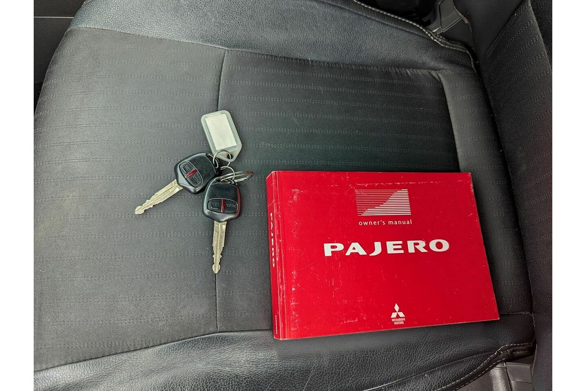 2013 Mitsubishi Pajero VR-X NW