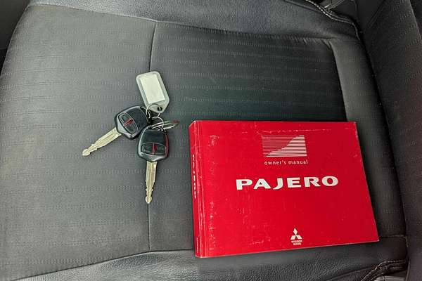 2013 Mitsubishi Pajero VR-X NW