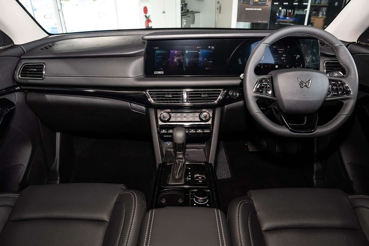 2025 Mahindra XUV700 AX7L
