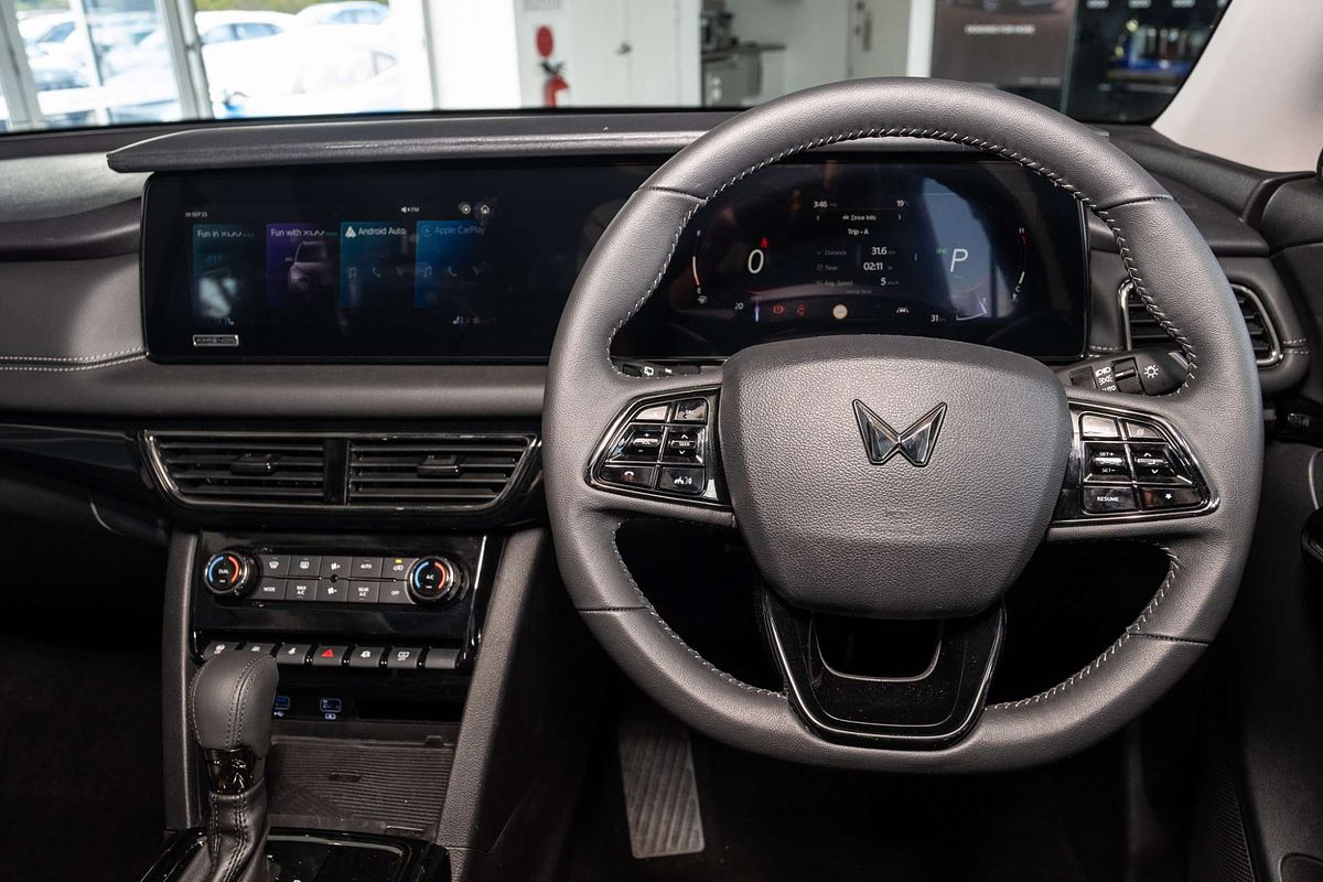2025 Mahindra XUV700 AX7L