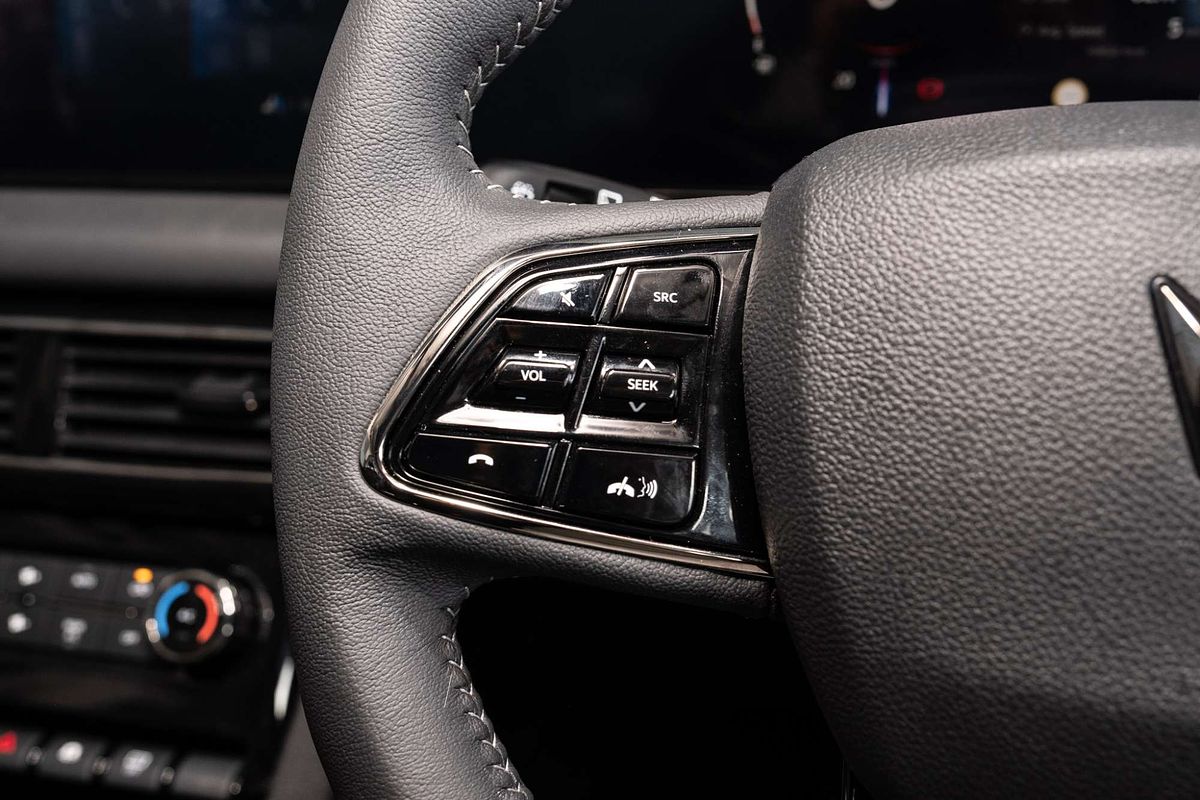 2025 Mahindra XUV700 AX7L