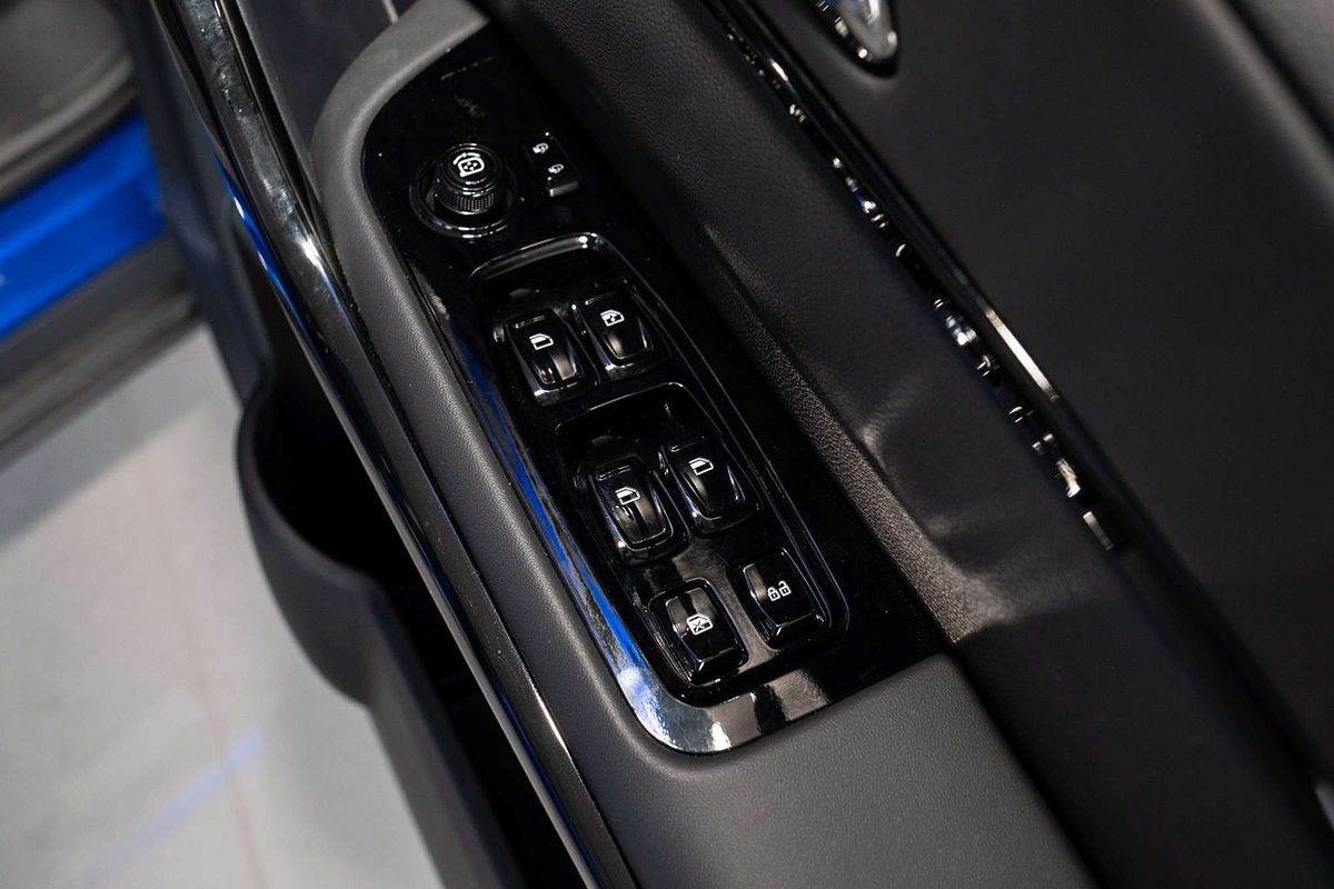2025 Mahindra XUV700 AX7L