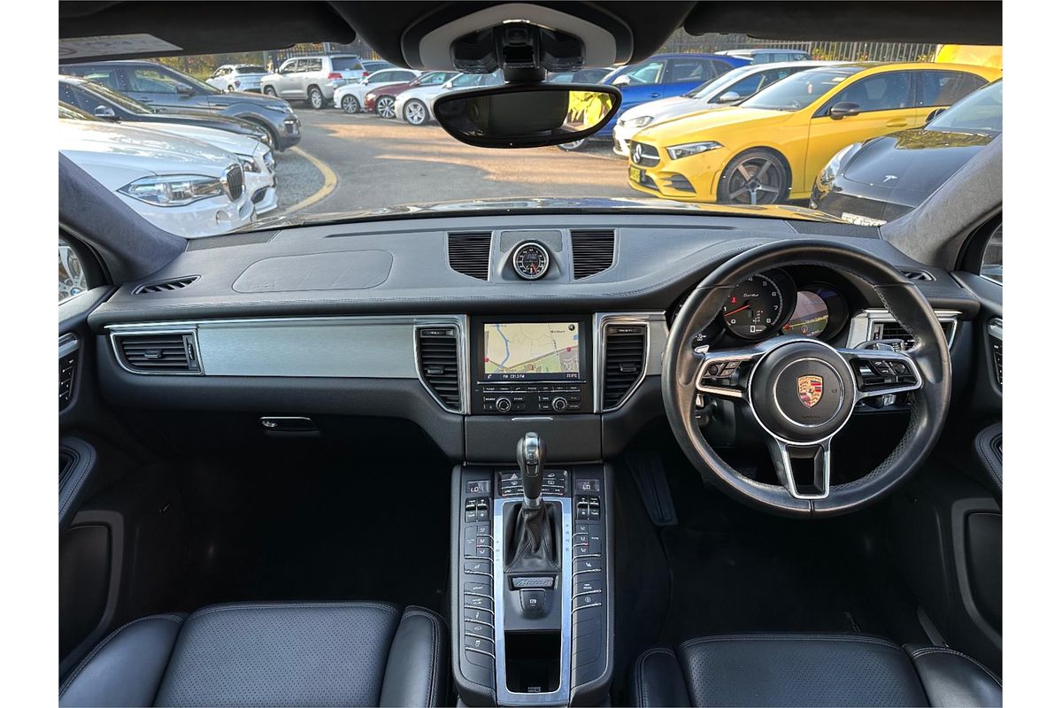 2014 Porsche Macan Turbo 95B