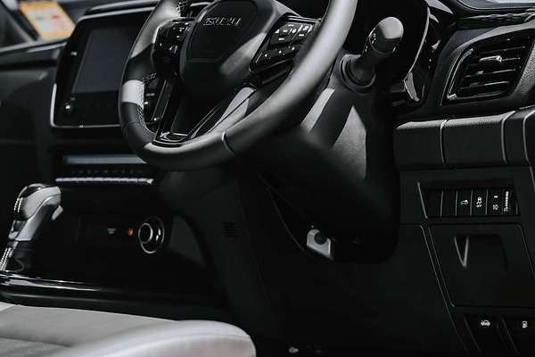 2025 Isuzu D-MAX BLADE 4X4