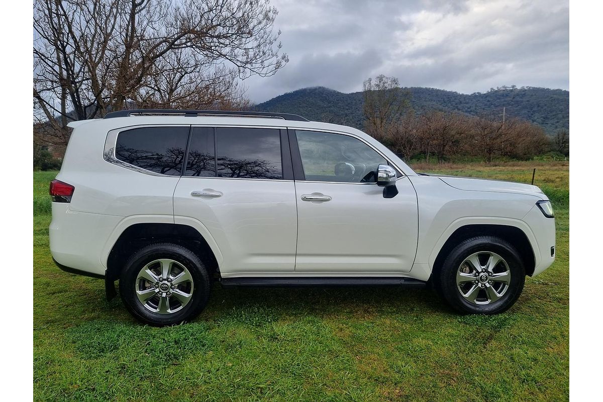 2023 Toyota Landcruiser Sahara FJA300R