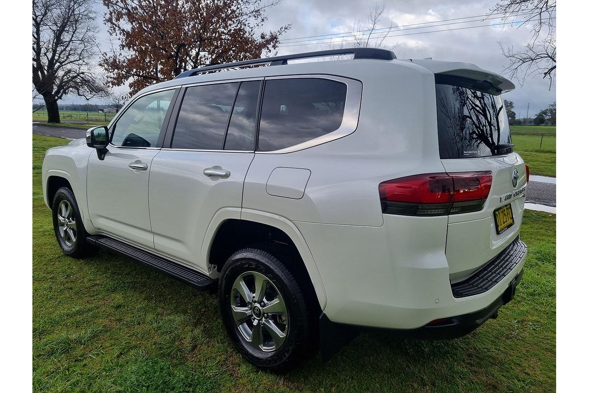 2023 Toyota Landcruiser Sahara FJA300R