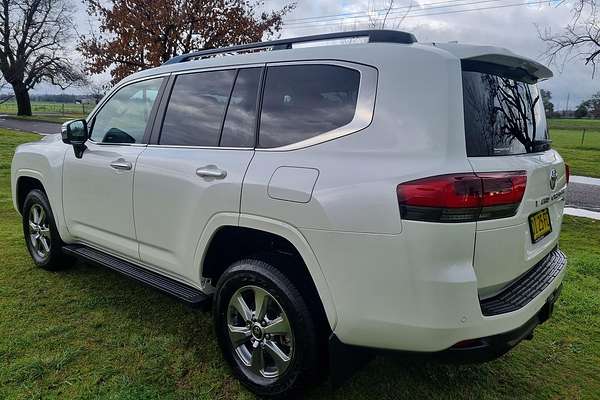 2023 Toyota Landcruiser Sahara FJA300R