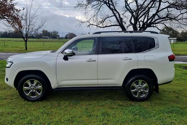 2023 Toyota Landcruiser Sahara FJA300R