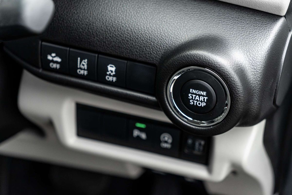 2025 Suzuki Swift Hybrid GLX UZ