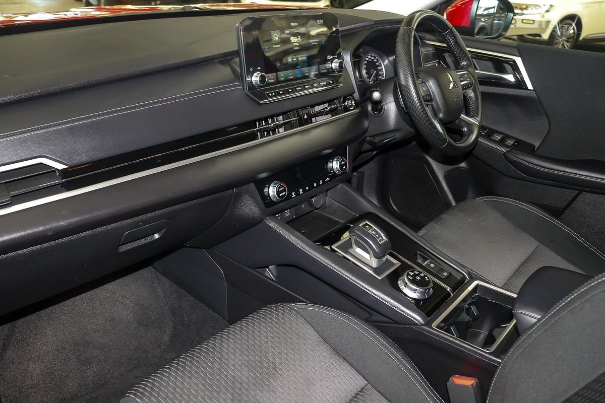 2024 Mitsubishi Outlander LS ZM