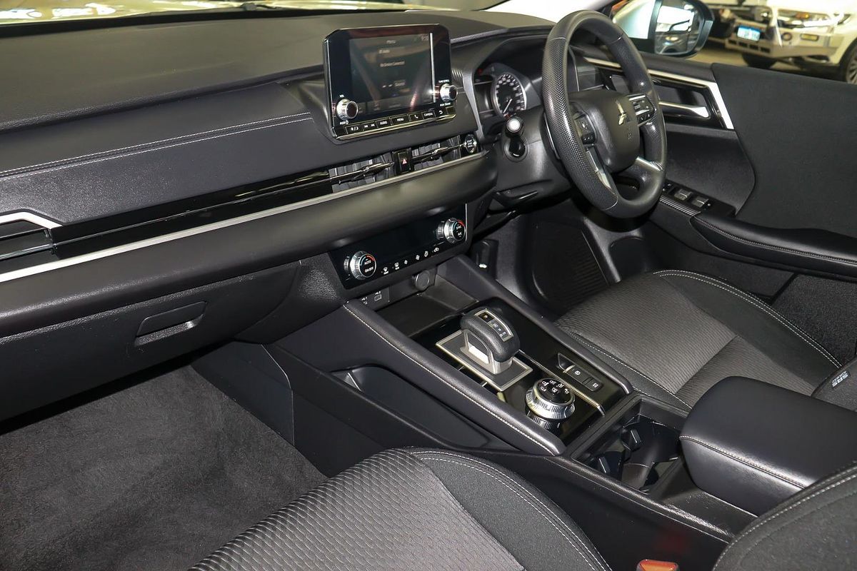 2024 Mitsubishi Outlander ES ZM
