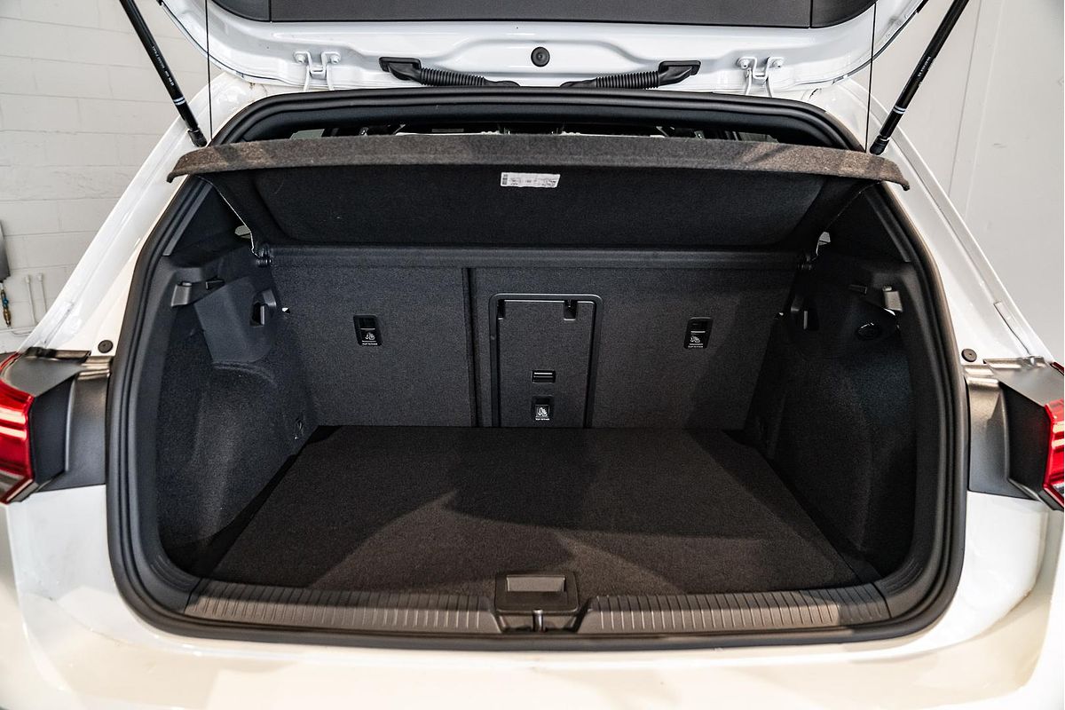 2023 Volkswagen Golf 110TSI R-Line 8