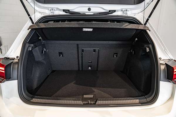 2023 Volkswagen Golf 110TSI R-Line 8