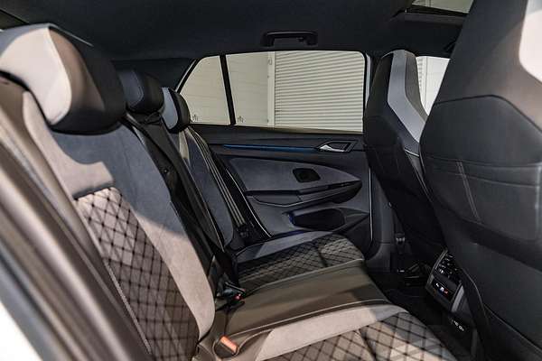 2023 Volkswagen Golf 110TSI R-Line 8
