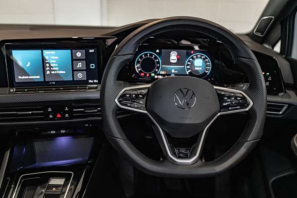 2023 Volkswagen Golf 110TSI R-Line 8