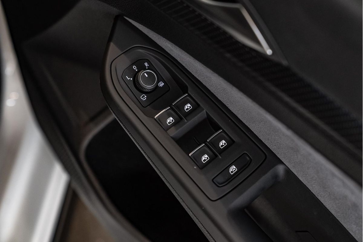 2023 Volkswagen Golf 110TSI R-Line 8
