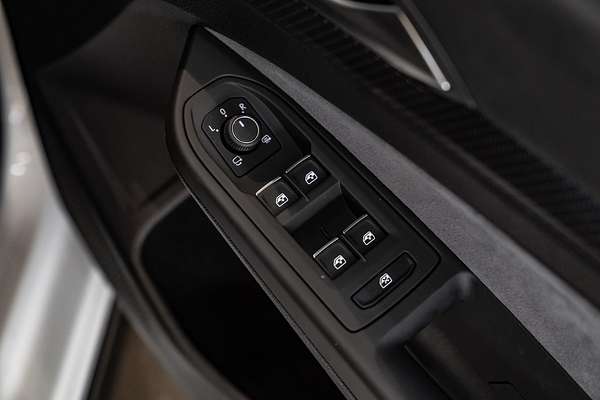 2023 Volkswagen Golf 110TSI R-Line 8