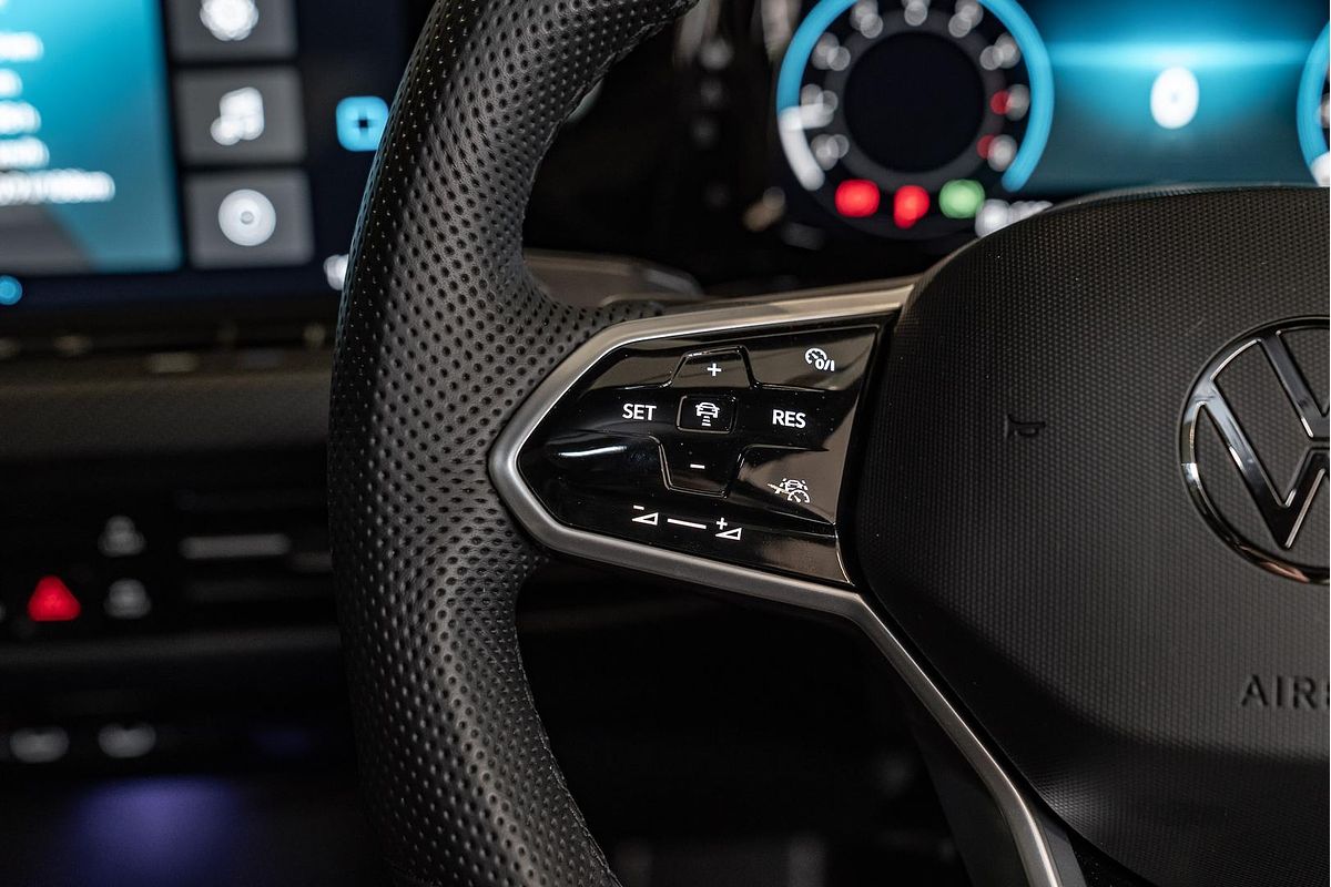 2023 Volkswagen Golf 110TSI R-Line 8