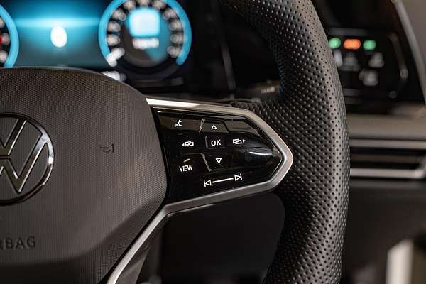 2023 Volkswagen Golf 110TSI R-Line 8