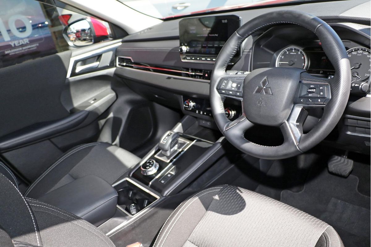 2024 Mitsubishi Outlander LS ZM