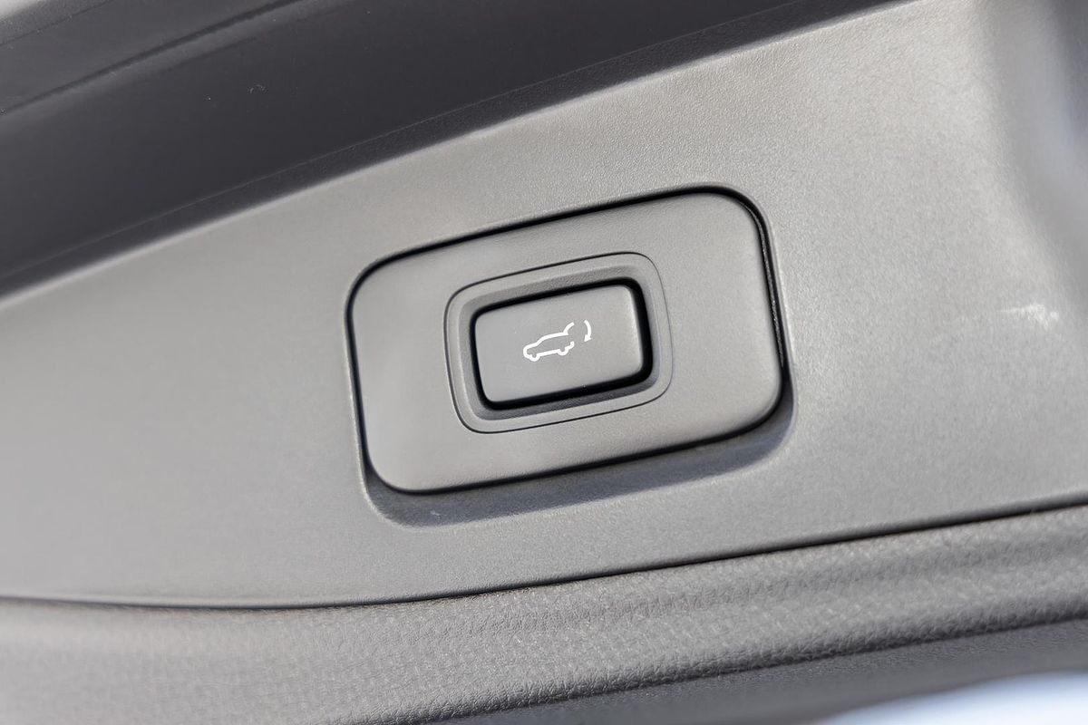 2023 Isuzu MU-X LS-T