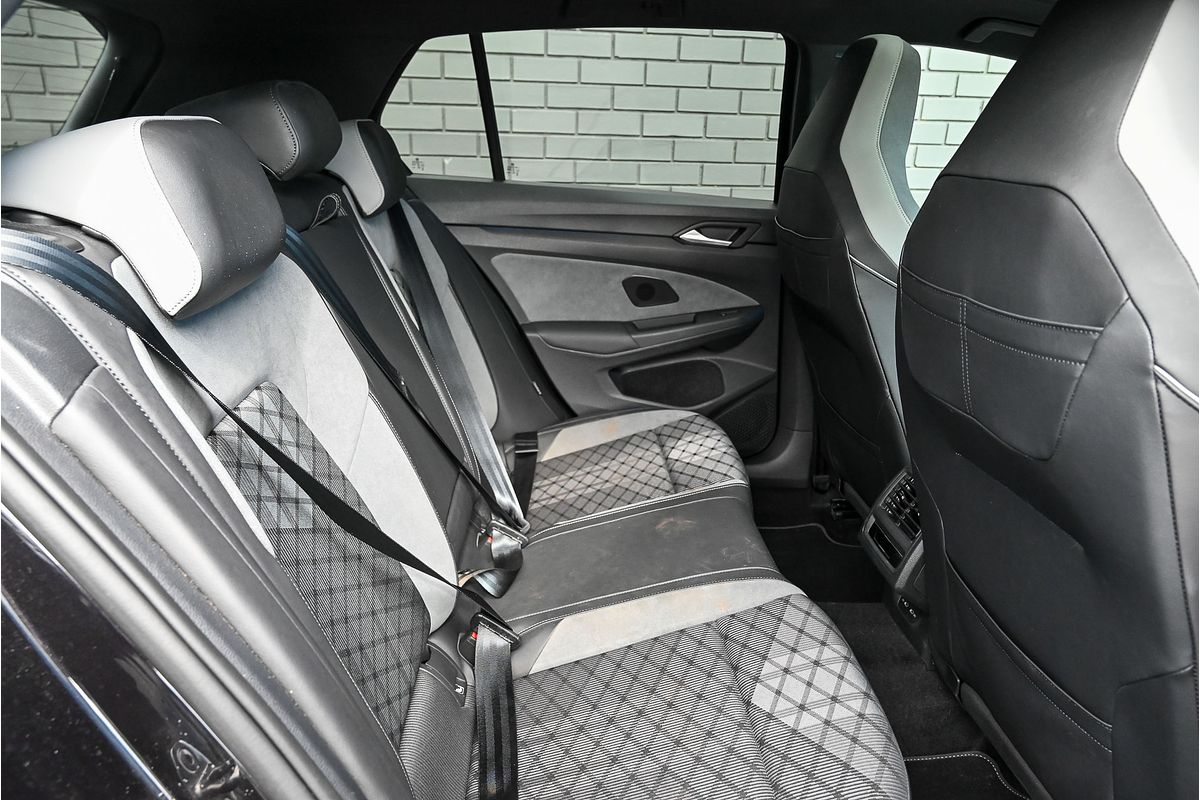 2022 Volkswagen Golf 110TSI R-Line 8