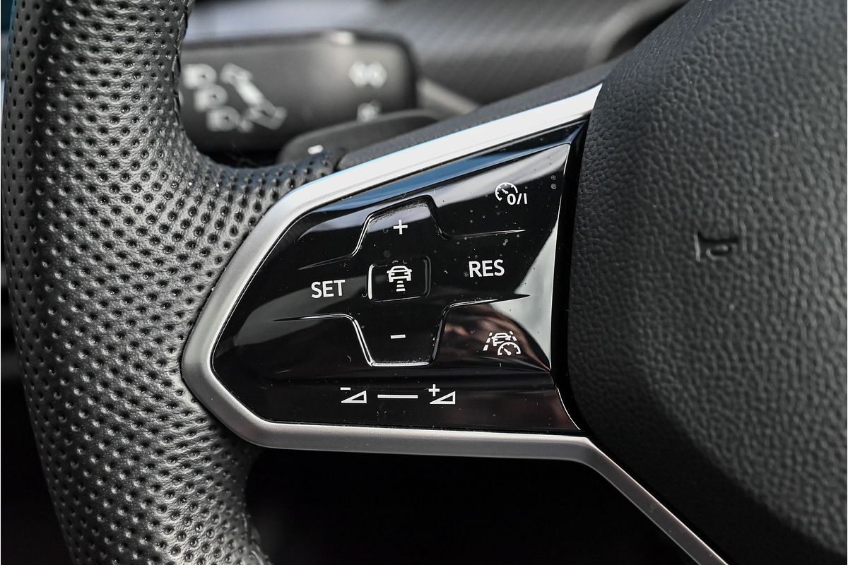 2022 Volkswagen Golf 110TSI R-Line 8