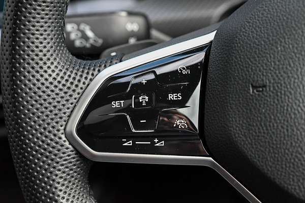 2022 Volkswagen Golf 110TSI R-Line 8