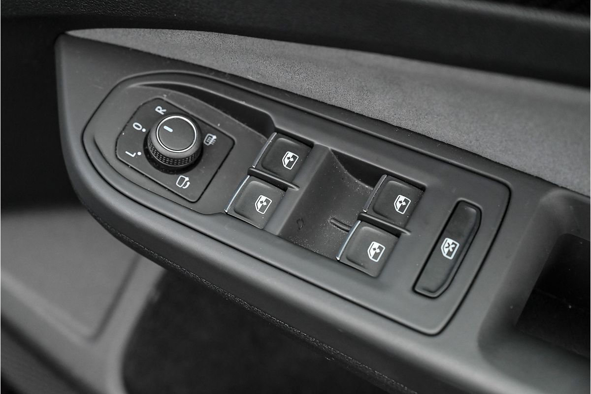 2022 Volkswagen Golf 110TSI R-Line 8
