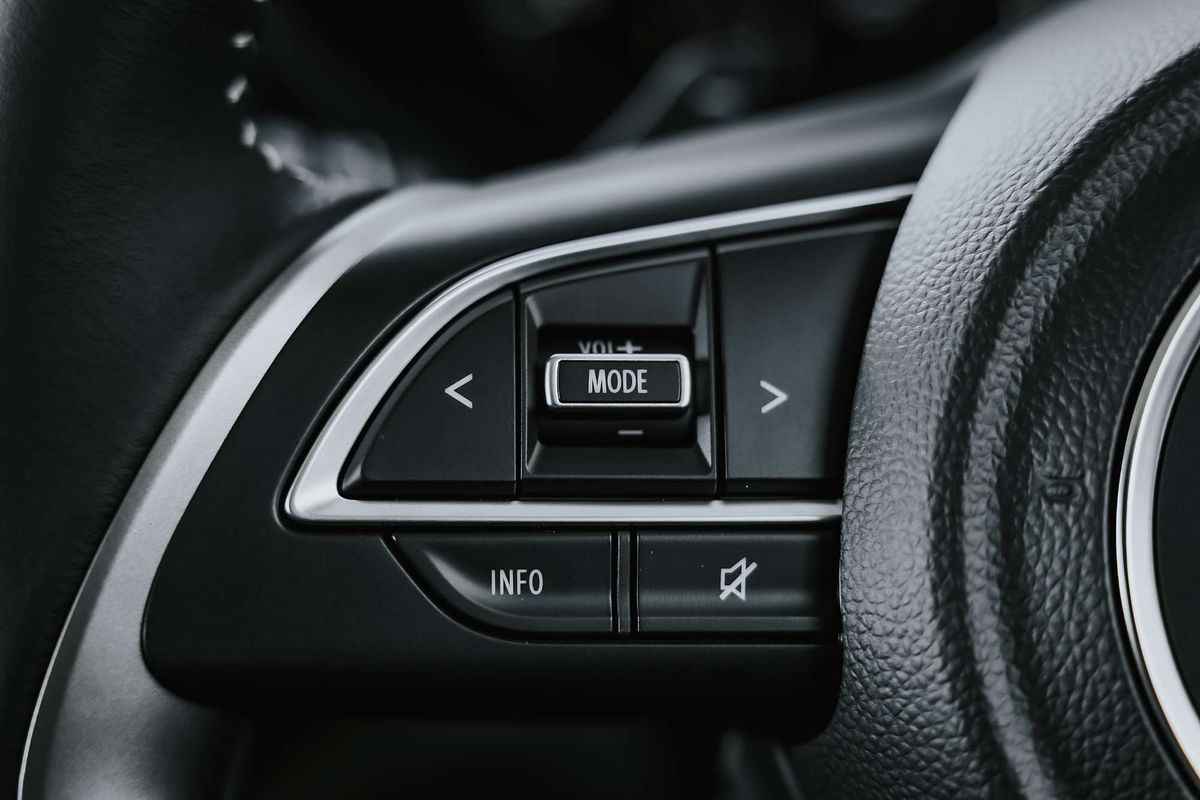 2025 Suzuki Swift Hybrid GLX UZ