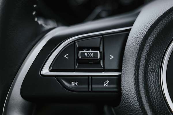 2025 Suzuki Swift Hybrid GLX UZ