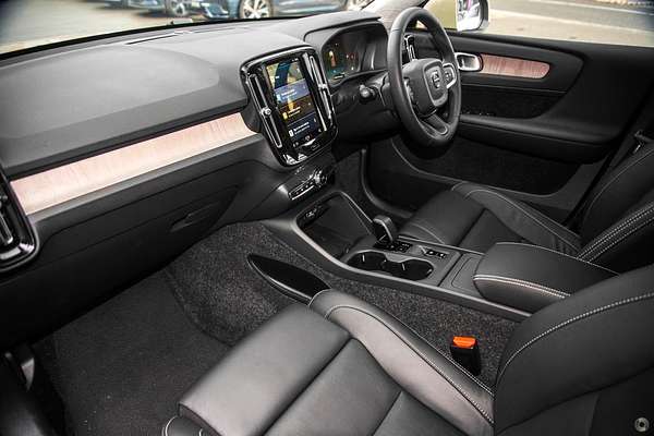 2025 Volvo XC40 Plus B4