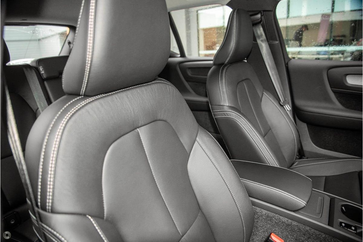 2025 Volvo XC40 Plus B4