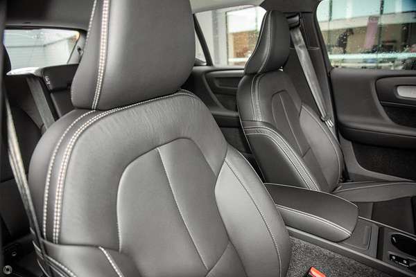 2025 Volvo XC40 Plus B4