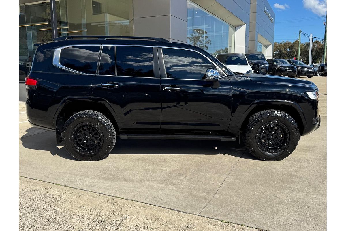 2022 Toyota Landcruiser Sahara FJA300R