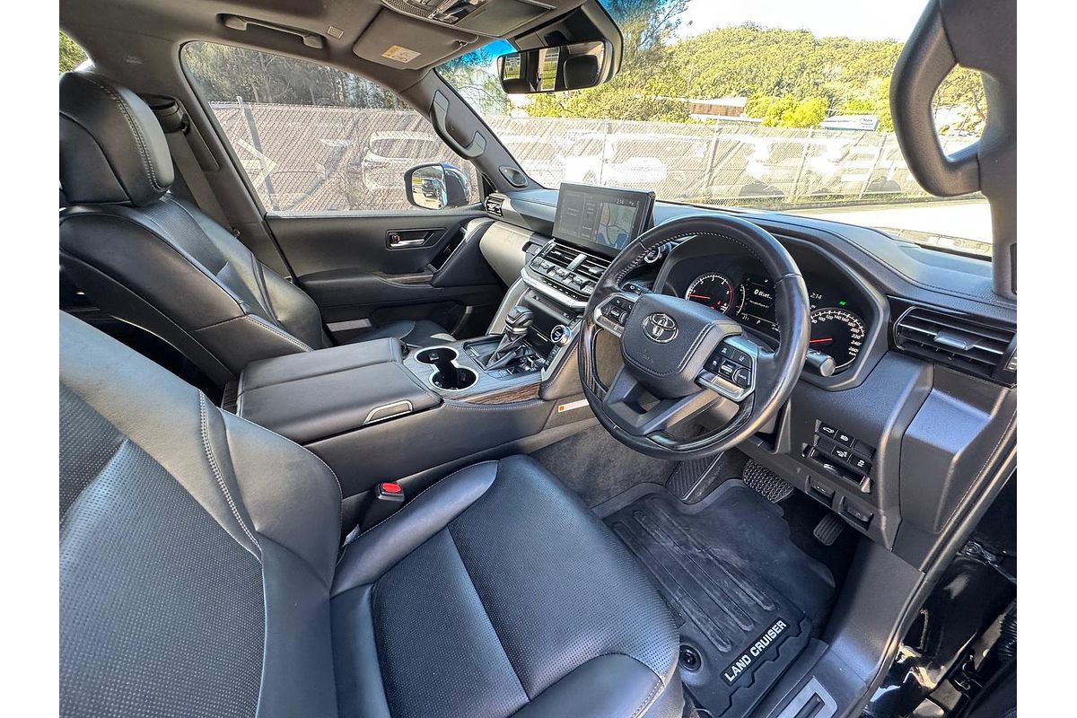 2022 Toyota Landcruiser Sahara FJA300R