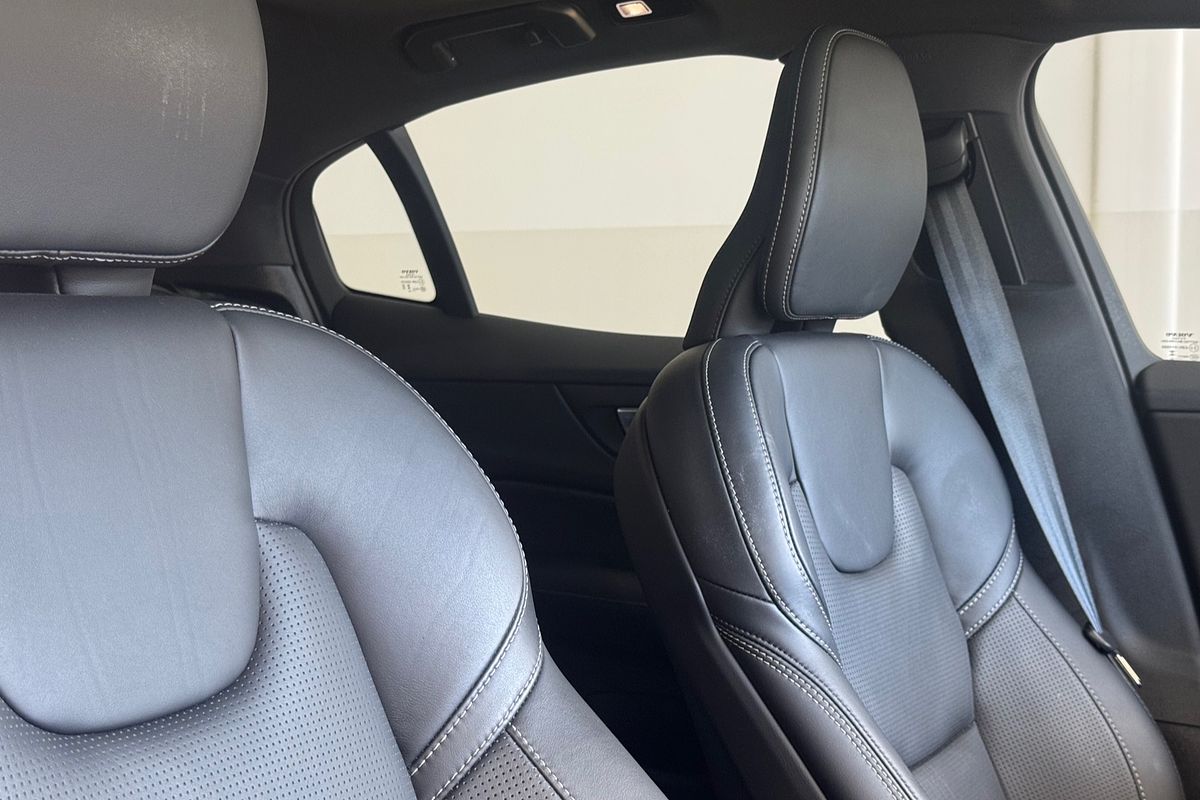 2024 Volvo S60 Recharge T8 Black Edition