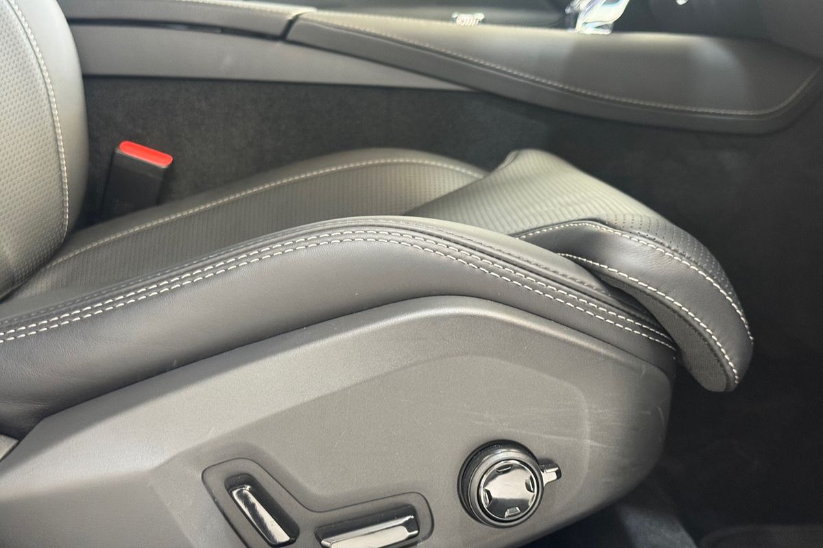 2024 Volvo S60 Recharge T8 Black Edition