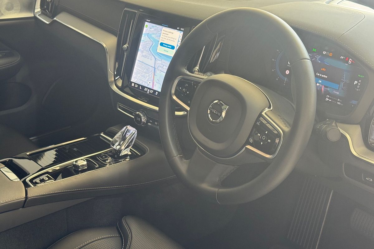2024 Volvo S60 Recharge T8 Black Edition