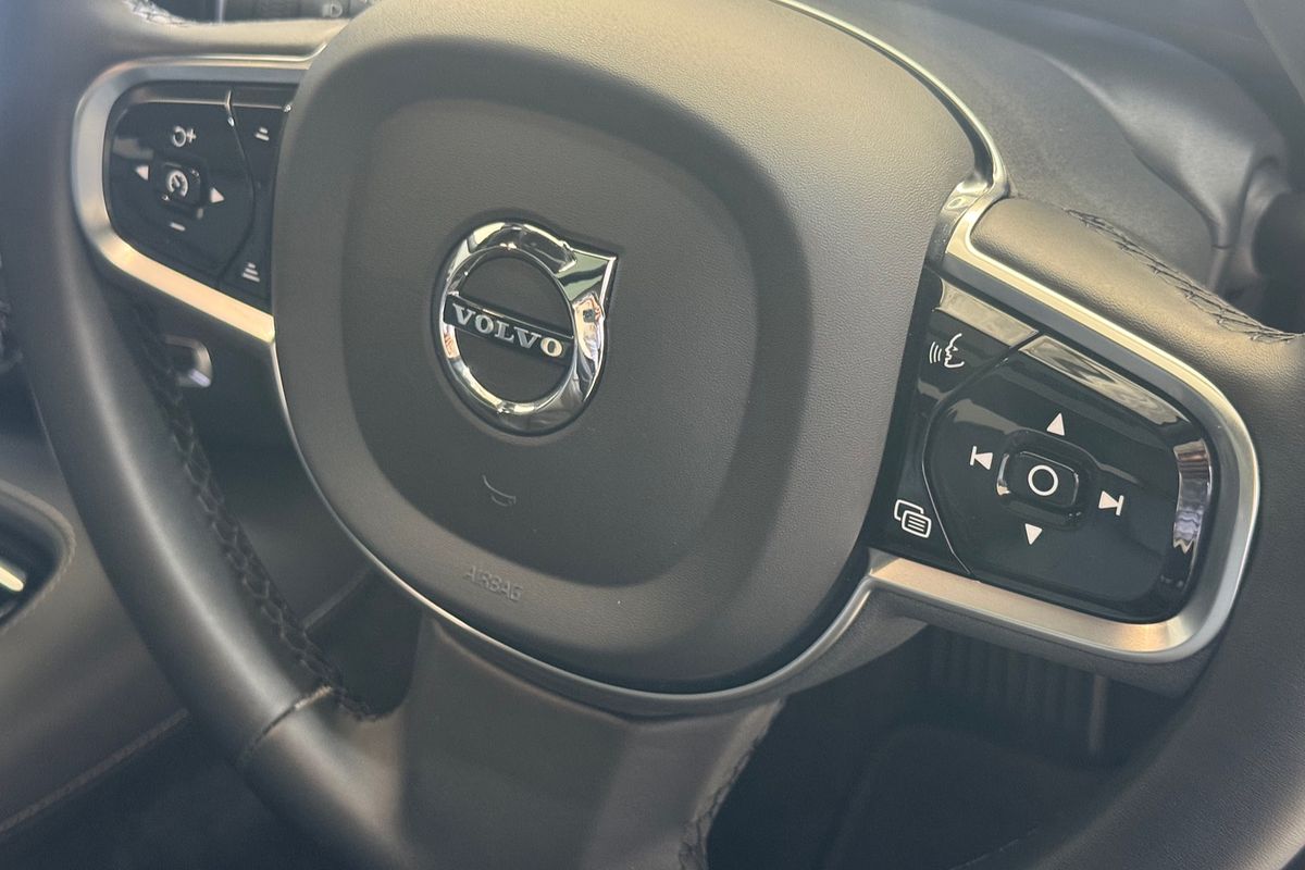 2024 Volvo S60 Recharge T8 Black Edition
