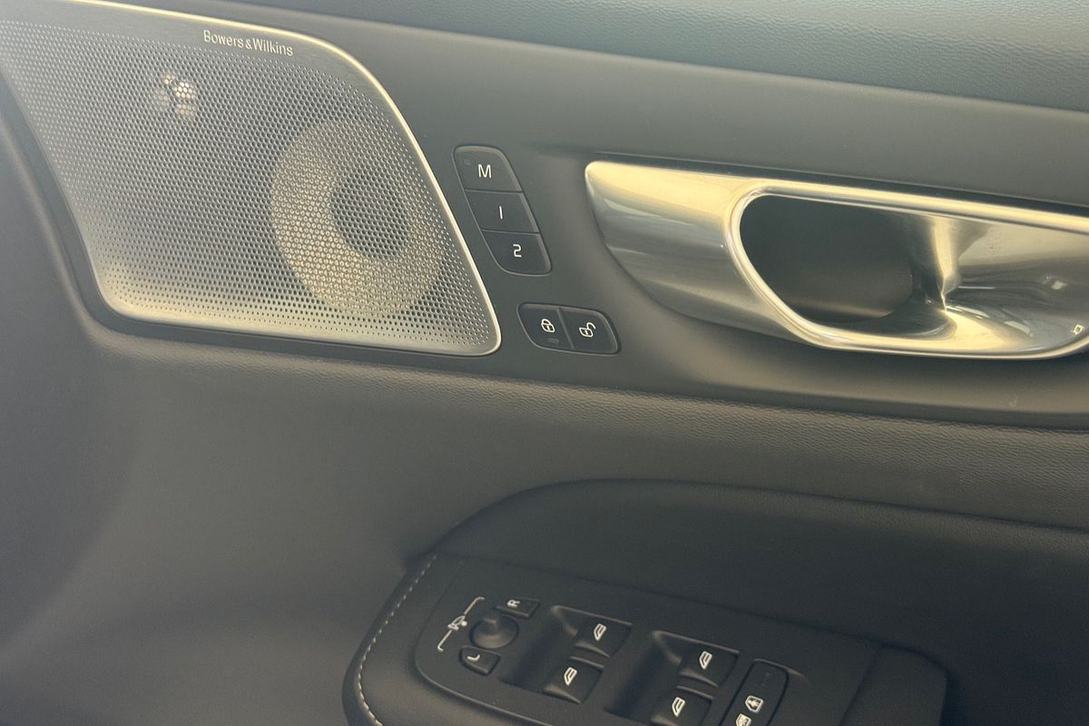 2024 Volvo S60 Recharge T8 Black Edition