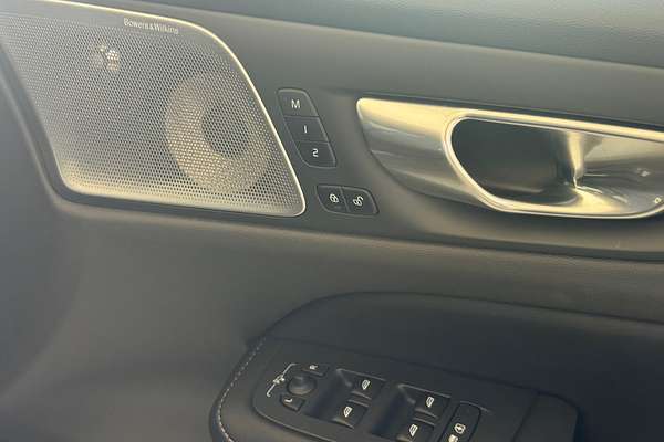 2024 Volvo S60 Recharge T8 Black Edition