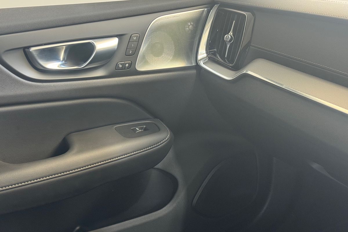 2024 Volvo S60 Recharge T8 Black Edition