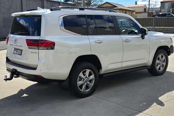 2022 Toyota Landcruiser Sahara FJA300R