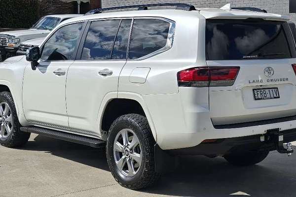 2022 Toyota Landcruiser Sahara FJA300R