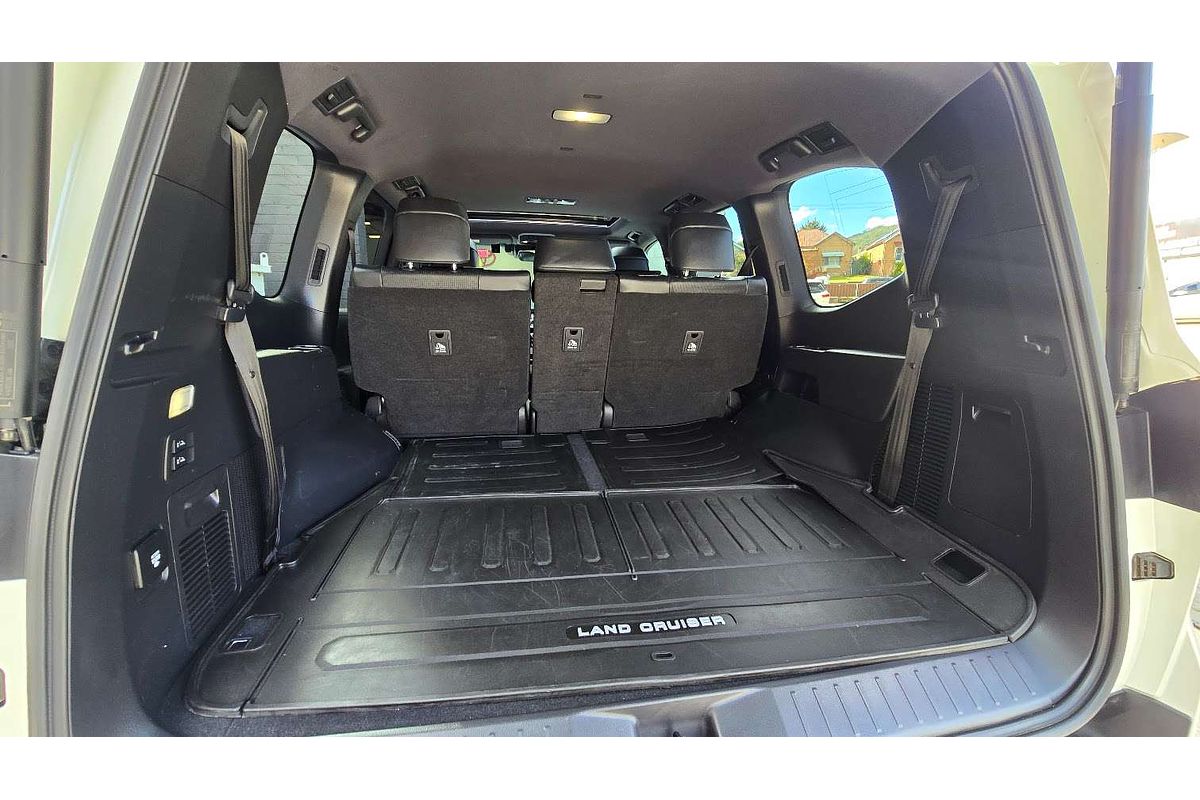 2022 Toyota Landcruiser Sahara FJA300R