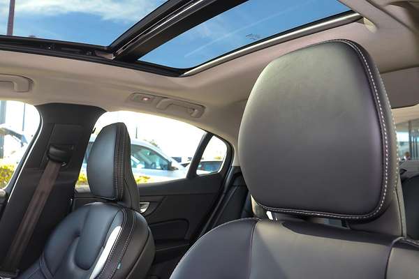 2022 Volvo S60 Ultimate B5 Bright